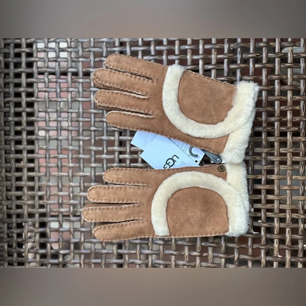 UGG Seamed Sheepskin Tech Gloves in Chestnut New with Tags!